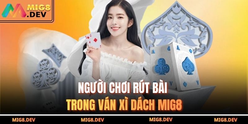 Người chơi rút bài trong ván xì dách MIG8